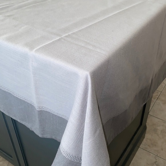 Tablecloth - Picture 1 of 2